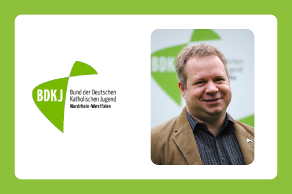 Lächelnder Armin Hesse vor dem Logo des BDKJ NRW auf hellgrünen Untergrund.