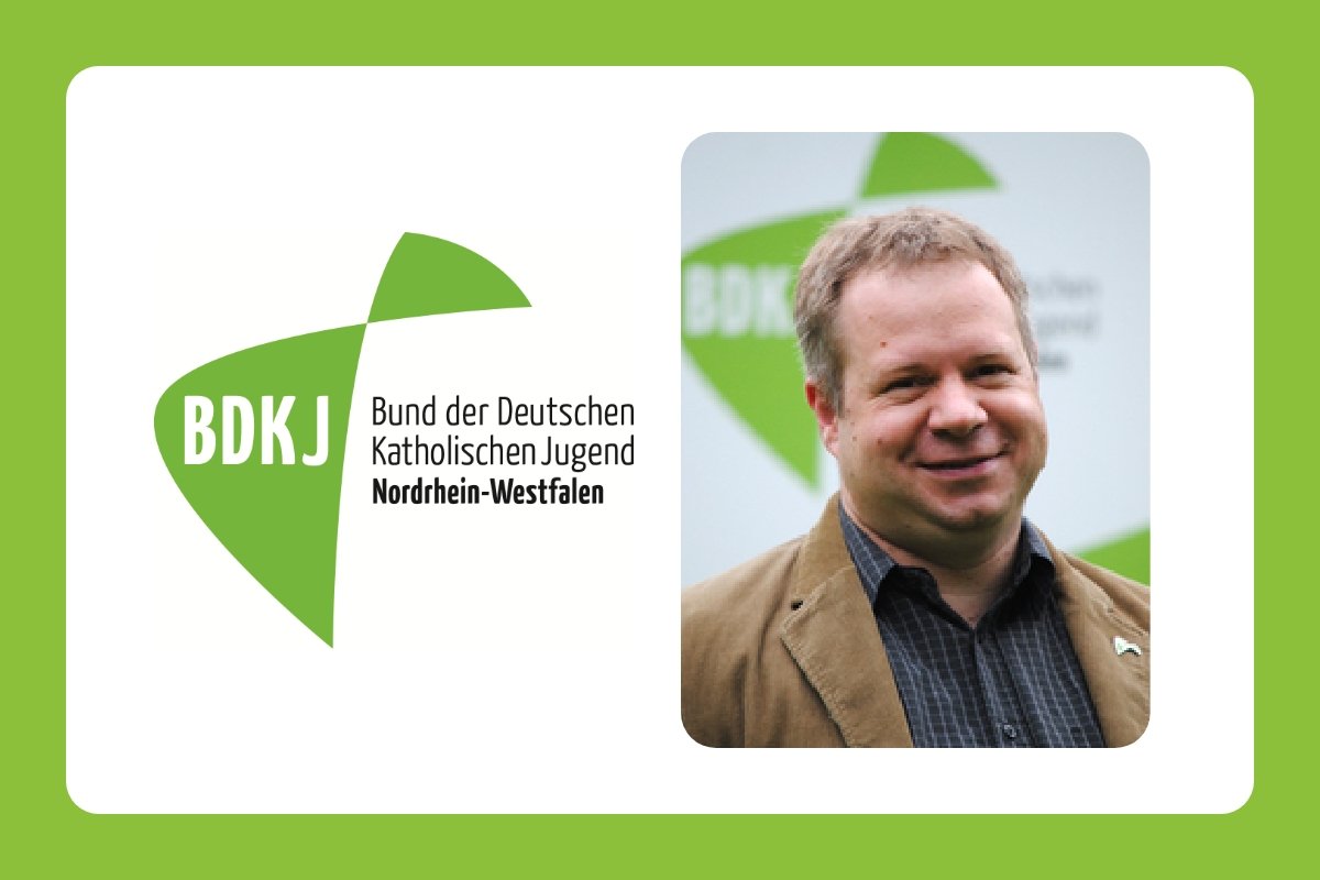 Lächelnder Armin Hesse vor dem Logo des BDKJ NRW auf hellgrünen Untergrund.