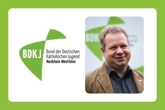 Lächelnder Armin Hesse vor dem Logo des BDKJ NRW auf hellgrünen Untergrund.
