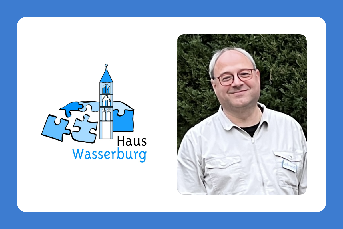 Bild von Josef Pfaffenheuser rechts neben dem Logo von Haus Wasserburg auf blauem Grund.