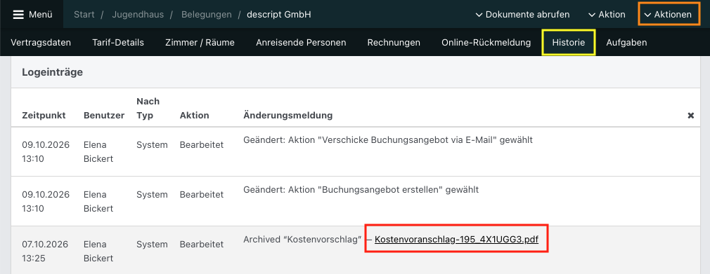 historie mit Logeinträgen zu Buchungsangeboten und einem archivierten Kostenvoranschlag. Der Reiter „Historie“, das Menü „Aktionen“ und der PDF-Link sind farbig umrahmt.