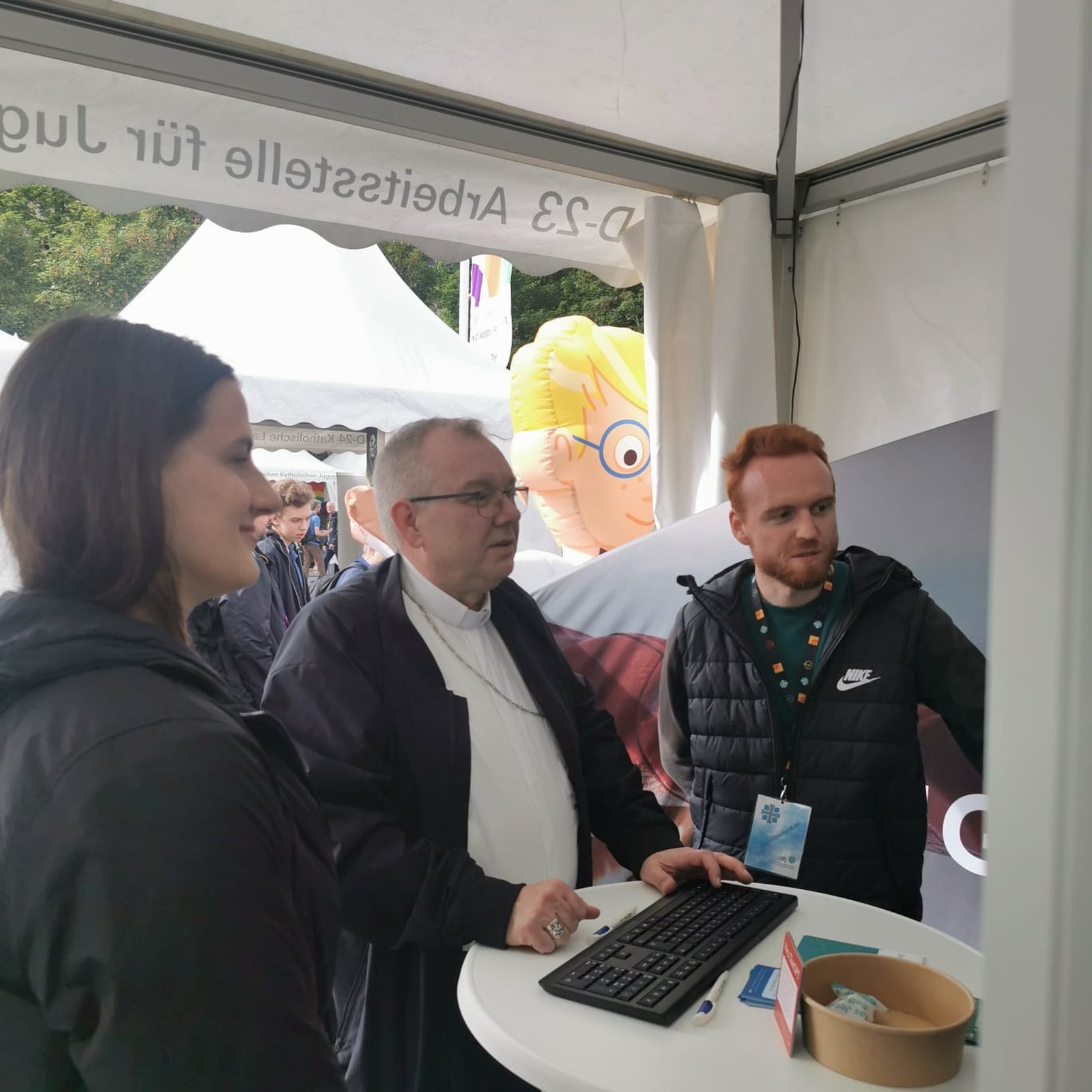 Verschiedene Personen probieren den Gebets-Creator aus