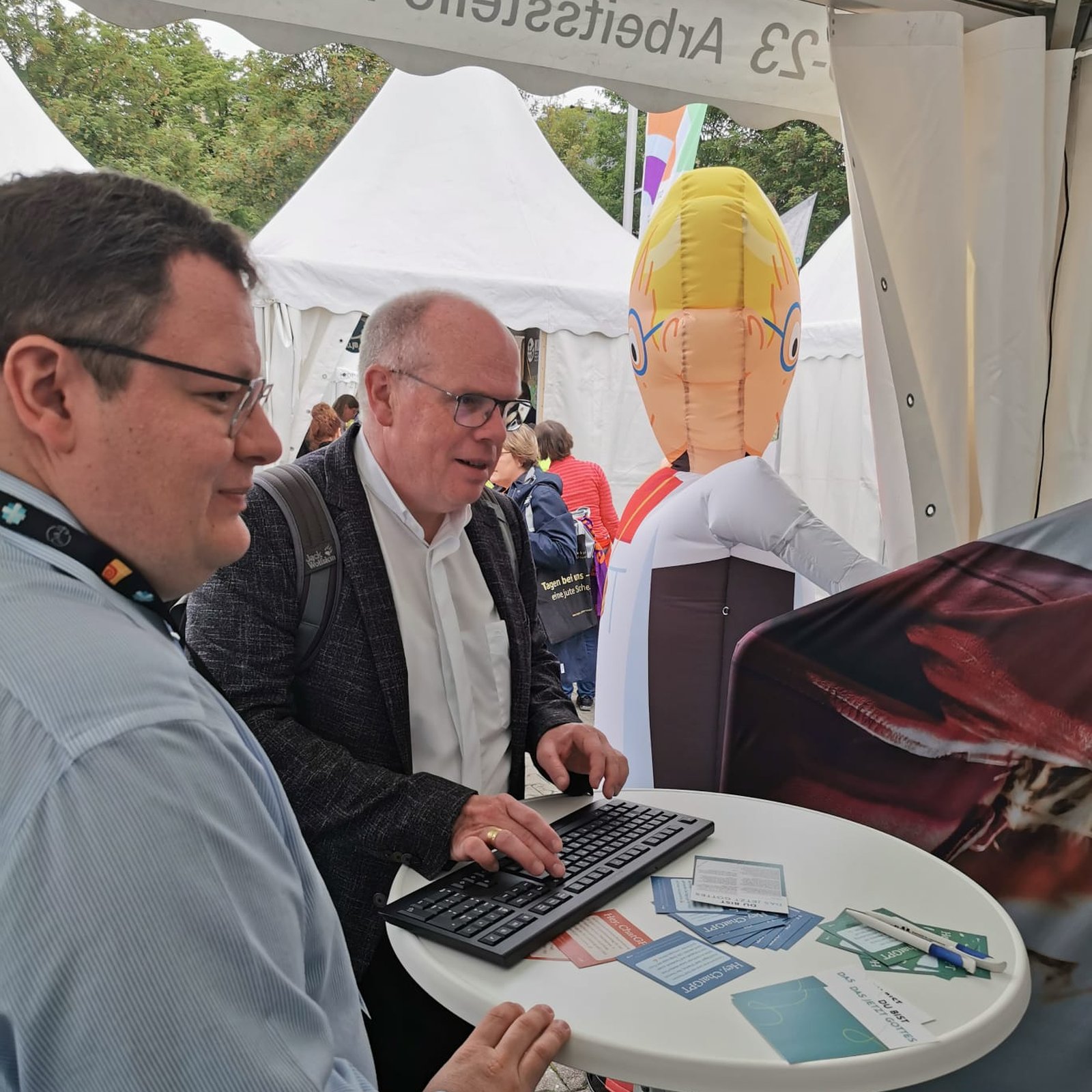 Weihbischof Wübbe und Tobias Knell probieren den Gebets-Creator aus