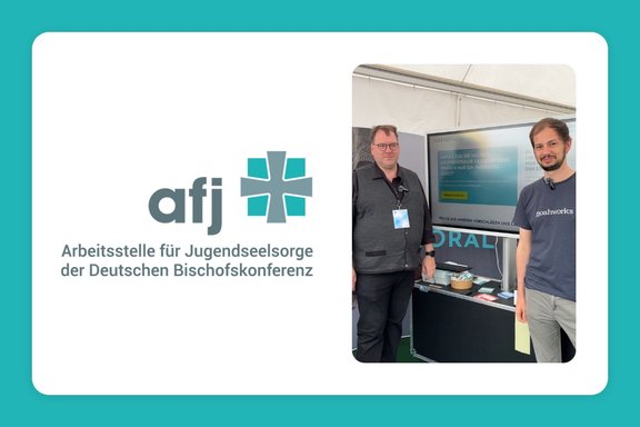 Christoph Tekaath und Christopher Utsch stehen am Bildschirm